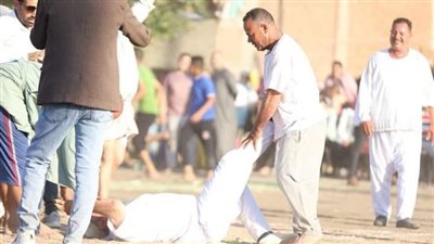 على غرار المزاريطة.. مباراة كرة قدم بالصديري والكلسون والجلباب لقدامى اللاعبين بقرية دمسنا بالبحيرة