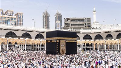 غرفة شركات السياحة تقترح منع حاملي تأشيرات الزيارة من أداء مناسك الحج | بث مباشر