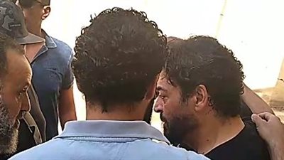 الحزن يسيطر على حميد الشاعري لحظة دفن جثمان علاء عبد الخالق في مقابر العباسية | بث مباشر