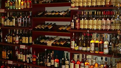 قرار جديد بشأن الجمارك على الخمور والسجائر من الأسواق الحرة