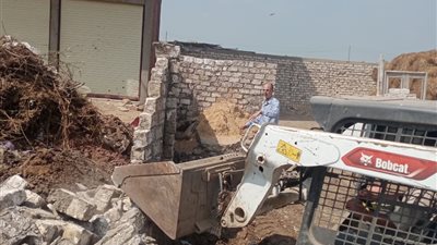 بأمر المحافظ.. إزالة هنجر ومعرض سيارات على أرض زراعية بالدقهلية 