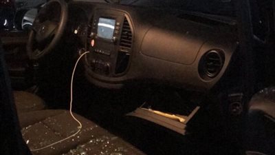 كسرا النافذة.. حبس لصين سرقا عملات أجنبية ومحلية من داخل سيارة بالنزهة