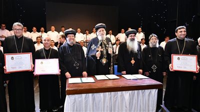 بعد تعافيه من وعكة صحية.. البابا تواضروس الثاني يشهد حفل تكريم خريجي معهد ديديموس بمسرح الأنبا رويس