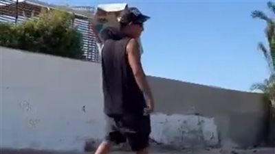 أمن البحر الأحمر يلقى القبض على عامل مطعم ألقى زجاجات فارغة بمياه البحر