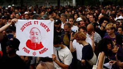 فرنسا تعتقل شخصًا أهان محامي الشرطي المتهم بقتل الشاب نائل مفجر احتجاجات فرنسا