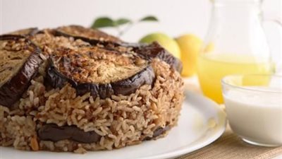 طريقة عمل المقلوبة منال العالم.. جربيها بالدجاج أو اللحم 