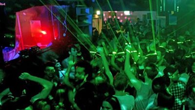 رجل أعمال شهير يحرر محضر إزعاج ضد مكان سهر يمتلكه نجل وزير السياحة الأسبق في هاسيندا ريد بالساحل الشمالي