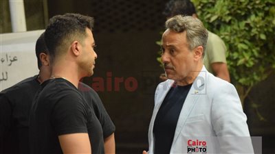 إيهاب فهمي ومحمد أوتاكا أول الحضور لعزاء الفنان أحمد قنديل بمسجد الحامدية الشاذلية