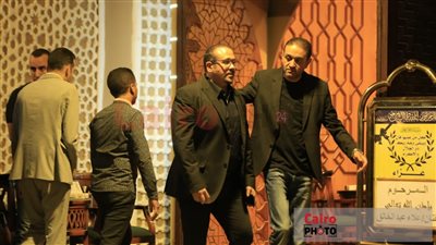 هشام عباس وحميد الشاعري يقدمان واجب العزاء في علاء عبد الخالق | صور 