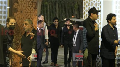 محمد منير ومدحت صالح وأكرم حسني يقدمون واجب العزاء في الراحل علاء عبد الخالق