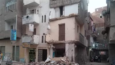 إصابة سيدة في انهيار جزئي لعقار قديم بحي الأربعين في السويس 
