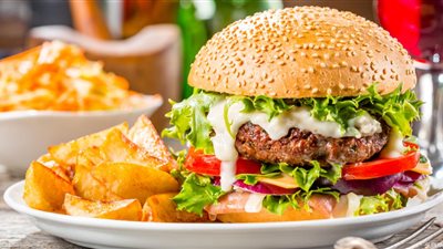 بسبب البرجر والبطاطس المقلية.. صبي أمريكي يصاب بالعمى الدائم وصعوبة في المشي