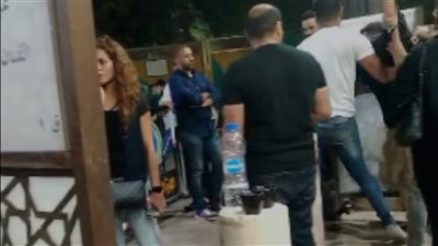 حزنًا على صديقه.. خروج الفنان علوي الحسيني محمولًا بعد تعرضه لوعكة صحية بعزاء أحمد قنديل