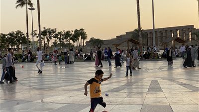 أجواء شديدة الحرارة في الأقصر.. والمواطنون يخرجون للتنزه بعد الغروب | صور