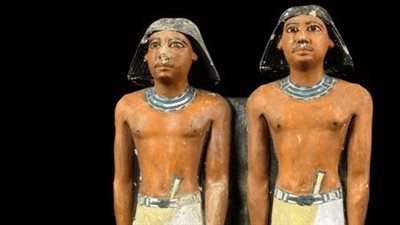 المتحف المصري بالتحرير يعرض تمثال مزدوج لكاهن المعبود رع والمعبودة حتحور 