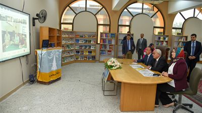 عبر الفيديو كونفرانس.. وزير التعليم ومحافظ الإسكندرية يتابعان امتحانات اللغة الأجنبية الأولى للثانوية العامة 