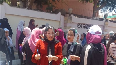 سعادة وفرحة بين طلاب الثانوية العامة بالفيوم بعد انتهاء امتحان اللغة الإنجليزية
