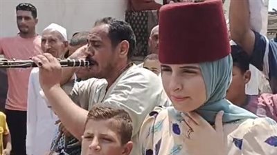 نقطة في الطربوش وطبل بلدي.. أهالي قرية الطالبة إسراء محمد الأولى على الدبلومات الفنية يحتفلون بنجاحها في البحيرة| بث مباشر 