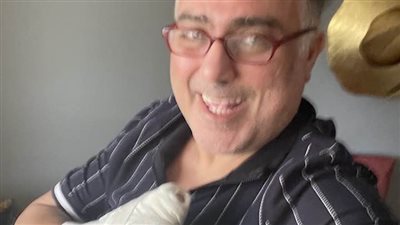 تامر حبيب يعلن إصابته بكسر في اليد: يا ناس يا شر كفاية قر