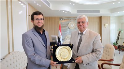 وزير التعليم العالي يكرم الدكتور هشام عمران لفوزه بجائزة مسابقة الفوزان الدولية