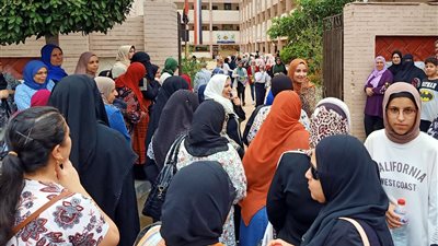 طلاب الثانوية العامة بالدقهلية عن الإنجليزي: أسهل امتحان وهنعوض بيه اللي فات 