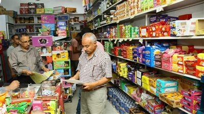 حملات مكثفة على محلات الغردقة لمتابعة الأسعار والتأكد من سلامة الأغذية