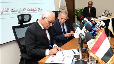 هل كان هناك غش جماعي؟.. رد التعليم على وجود 10 طلاب من مدرسة واحدة في قائمة أوائل الدبلومات| مستند