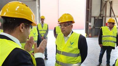 رئيس هيئة قناة السويس يتفقد مصنعًا لإعادة تدوير المخلفات الصلبة والسائلة باليونان