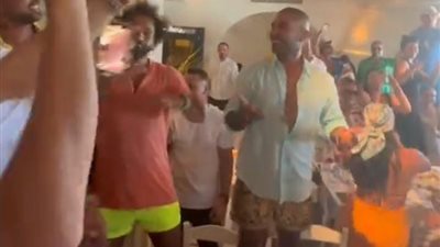 إيه اليوم الحلو ده.. غناء ورقص أحمد سعد ومحمد صلاح في اليونان