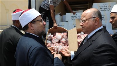 وزير الأوقاف ومحافظ القاهرة يوزعان 2 طن من صكوك الأضاحي على الأسر الأولى بالرعاية