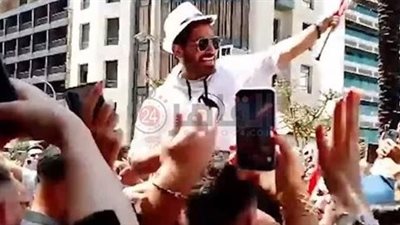 بالرقص والطبول.. استقبال الجمهور اللبناني لـ تامر حسني في مطار بيروت استعدادًا لحفله غدًا| بث مباشر 