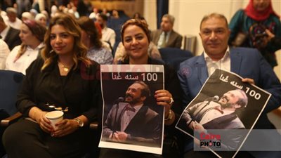 جمهور علي الحجار يرفعون لافتات 100 سنة غناء في حفله بالجامعة الأمريكية 