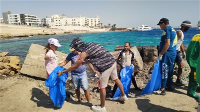 بعد ضبط المتهم بإلقاء الزجاج.. حملة لتنظيف شاطئ الغردقة من المخلفات | صور
