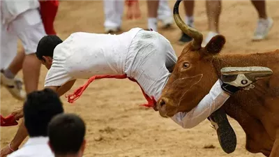 إصابة 6 أشخاص في بداية مهرجان الثيران بإسبانيا