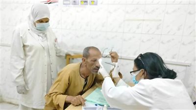 صحة المنيا تقدم الخدمة الطبية لـ 1564 حالة خلال قافلة بـ دير مواس