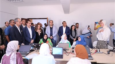 وزير الاتصالات يتفقد أعمال مد كابلات الألياف الضوئية لتوفير خدمة الإنترنت فائق السرعة بالمنوفية