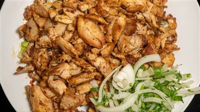 طريقة عمل شاورما الفراخ بالبصل.. سر المحلات في مكون واحد