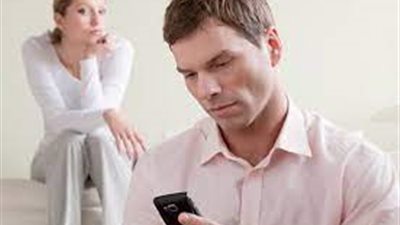 الإفتاء تحسم الجدل: تجسس أحد الزوجين على الآخر أو تتبع عوراته حرام شرعا