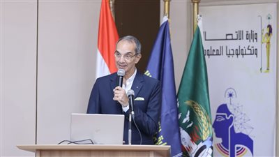 وزير الاتصالات: ربط 45 قرية بالألياف للضوئية بالمنوفية.. وإنشاء 47 برج محمول جديدا