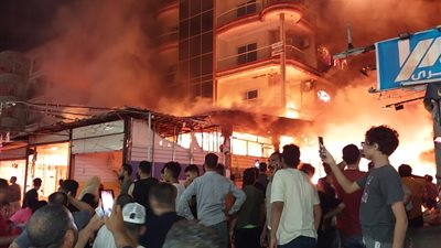 الدفع بـ6 سيارات إطفاء للسيطرة على حريق عقارين ومحل بمصيف جمصة 