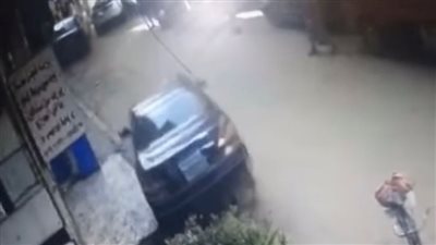 يقودها شخص متهور.. سيارة طائشة تدهس شابًا وفتاة بحدائق الزيتون | فيديو وصور