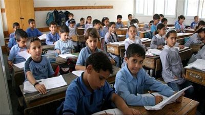 إحالة مدير مدرسة ومعلمين وموجهين للتحقيق في قنا