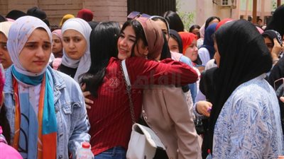 بالأحضان.. فرحة طلاب الثانوية العامة بالدقهلية لسهولة الامتحانات
