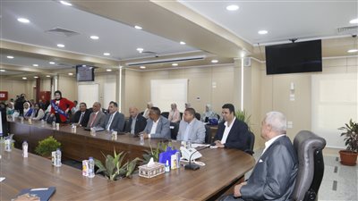 محافظ السويس يكرم أوائل التعليم الفني