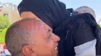 في مشهد مؤثر.. أب ينتظر ابنته بالأحضان والدعاء والدموع أمام لجنة ثانوية عامة بالأقصر