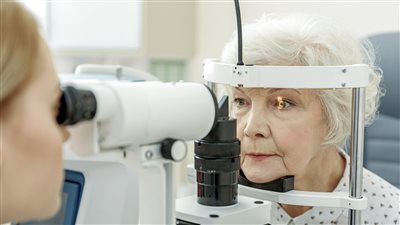 باحثون يطورون تقنية جديدة باستخدام ضوء أزرق منخفض الطاقة لإعادة تشكيل القرنية التالفة