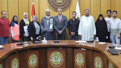 مليون و295 ألف جنيه.. تسليم تعويضات وثائق التأمين لأسر 6 متوفين و4 مصابين من العمالة غير المنتظمة