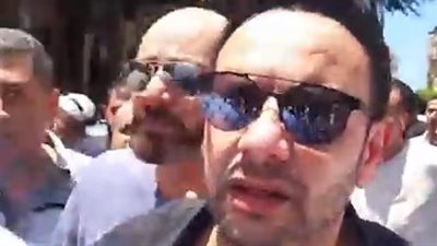 الحزن يسيطر على مصطفى قمر خلال تشييع جنازة عمته في الإسكندرية | بث مباشر