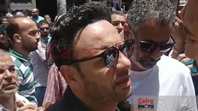 مصطفى قمر أول الحضور بجنازة عمته في الإسكندرية | صور