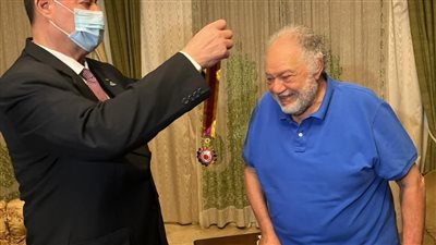 السفير الفلسطيني يقلد الفنان يحيى الفخراني وسام الثقافة والعلوم والفنون 